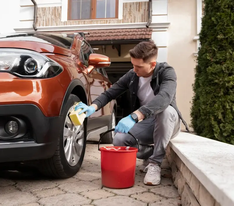 Lavage auto à domicile Montazels : professionnel intervenant sur un véhicule